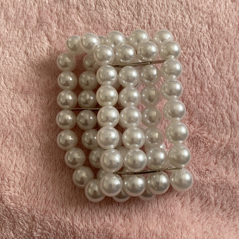 Four stranded large white faux pearl bracelet - Picture 2 of 2